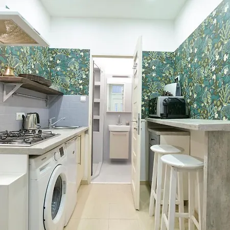City Center Designer In Eclectic Building Apartment *