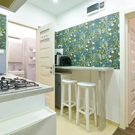 City Center Designer In Eclectic Building Apartment *