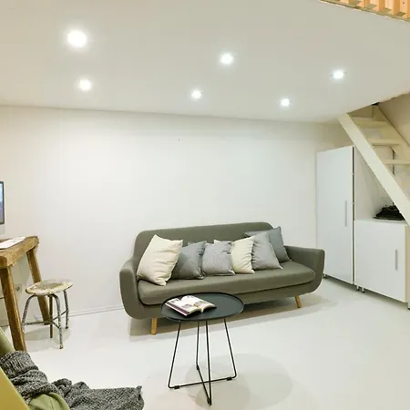 City Center Designer In Eclectic Building Apartment